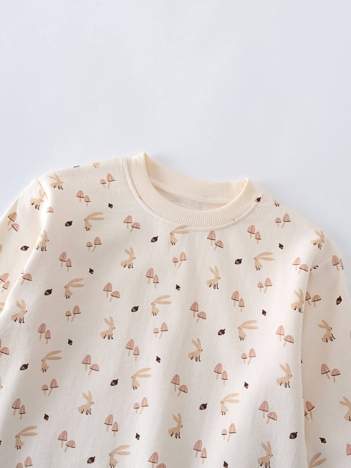 Close-up of cream sweatshirt with mushroom and rabbit print pattern Printed Sweatshirt - Forest Gathering Ecru Girls