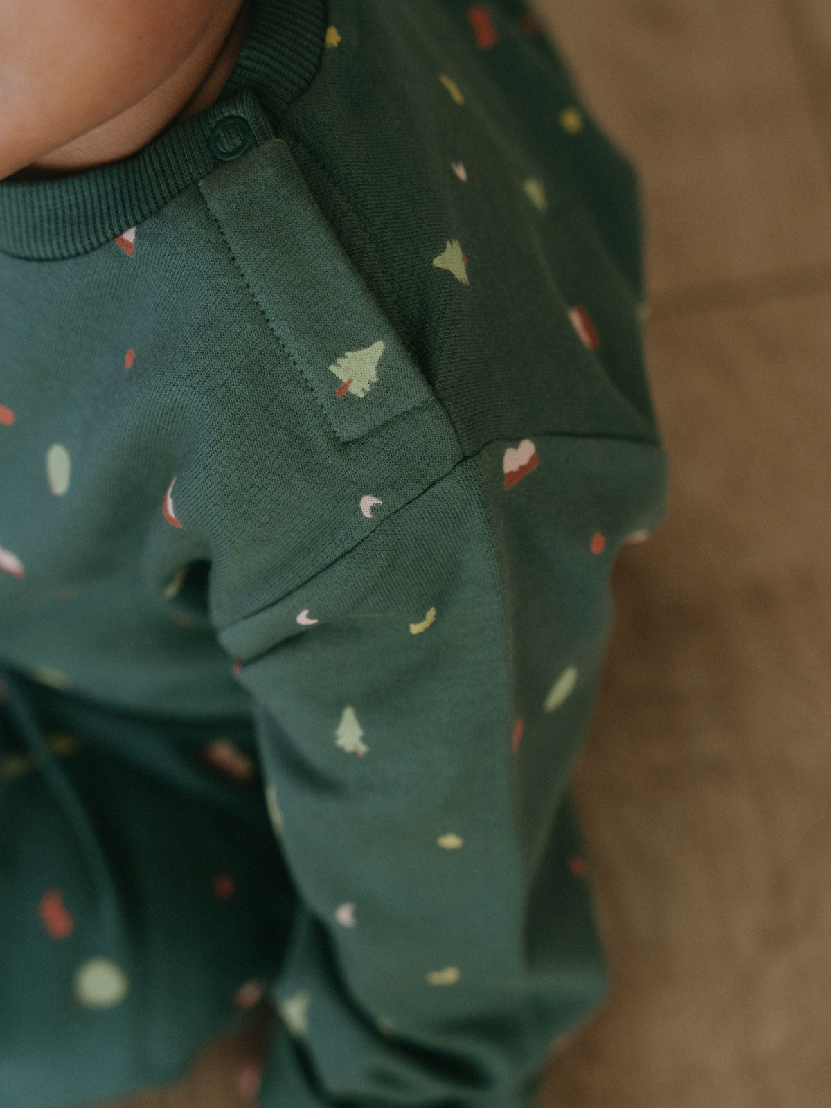 Close-up of a green sweatshirt with small printed pattern and chest pocket Baby Printed Sweatshirt - Mountain View Balsam Baby boy