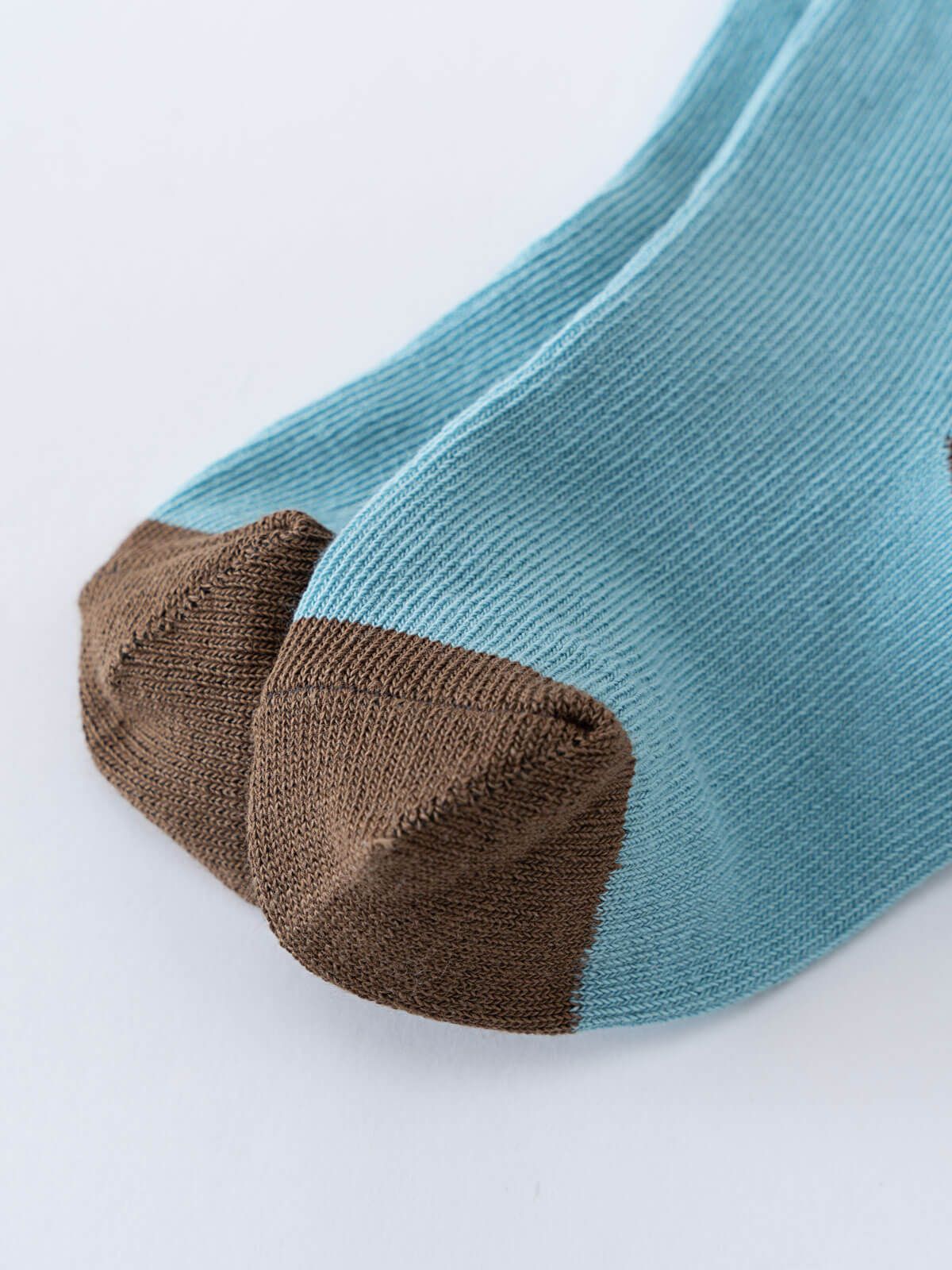 Close-up of ribbed sock toe and heel in light blue and brown Kids Socks 3 Pack - Bear Boys