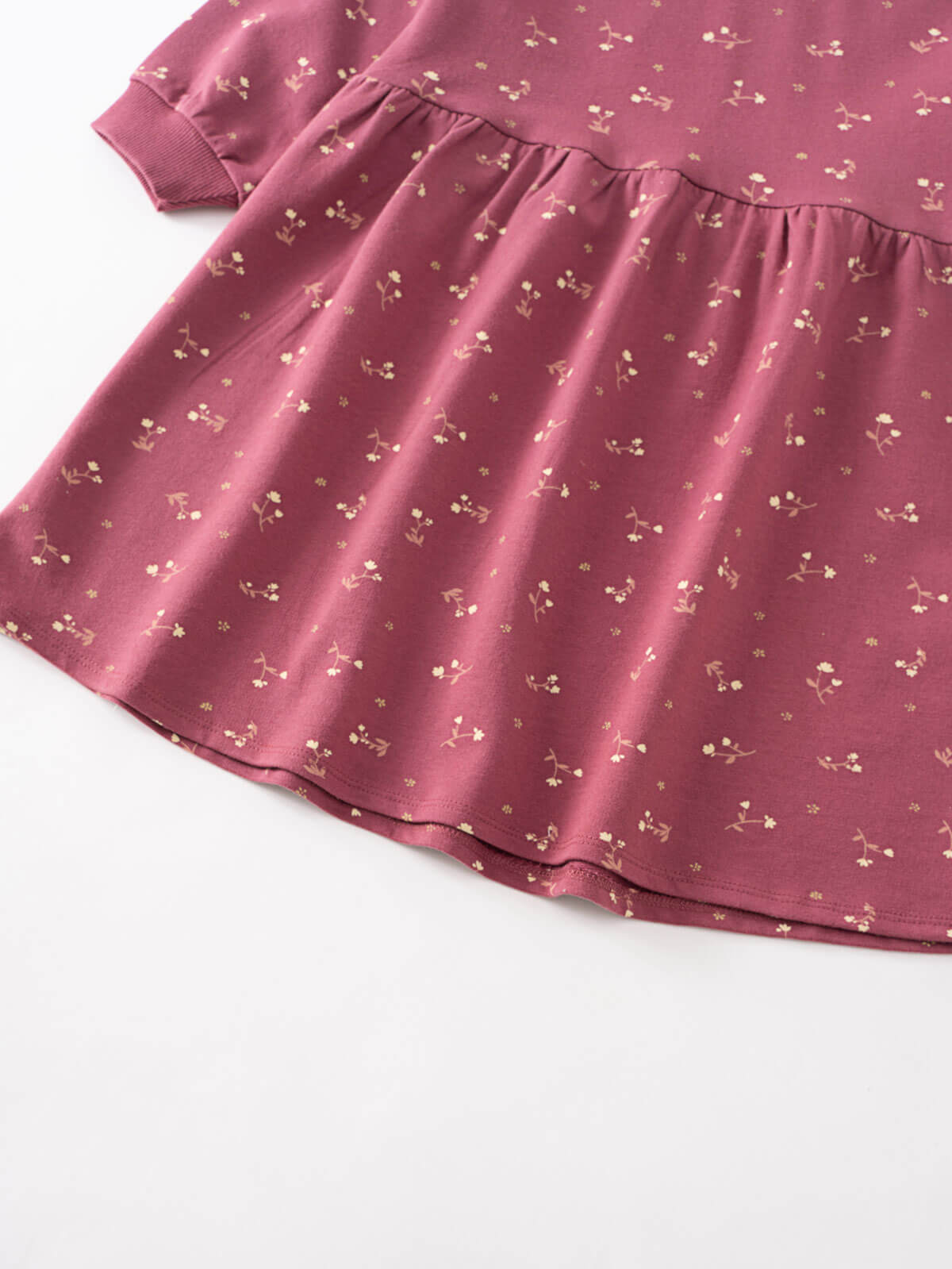 Close-up of a mauve dress with small floral print and ribbed cuffs Sweatshirt Dress - Wild Meadow Plum Jam Girls