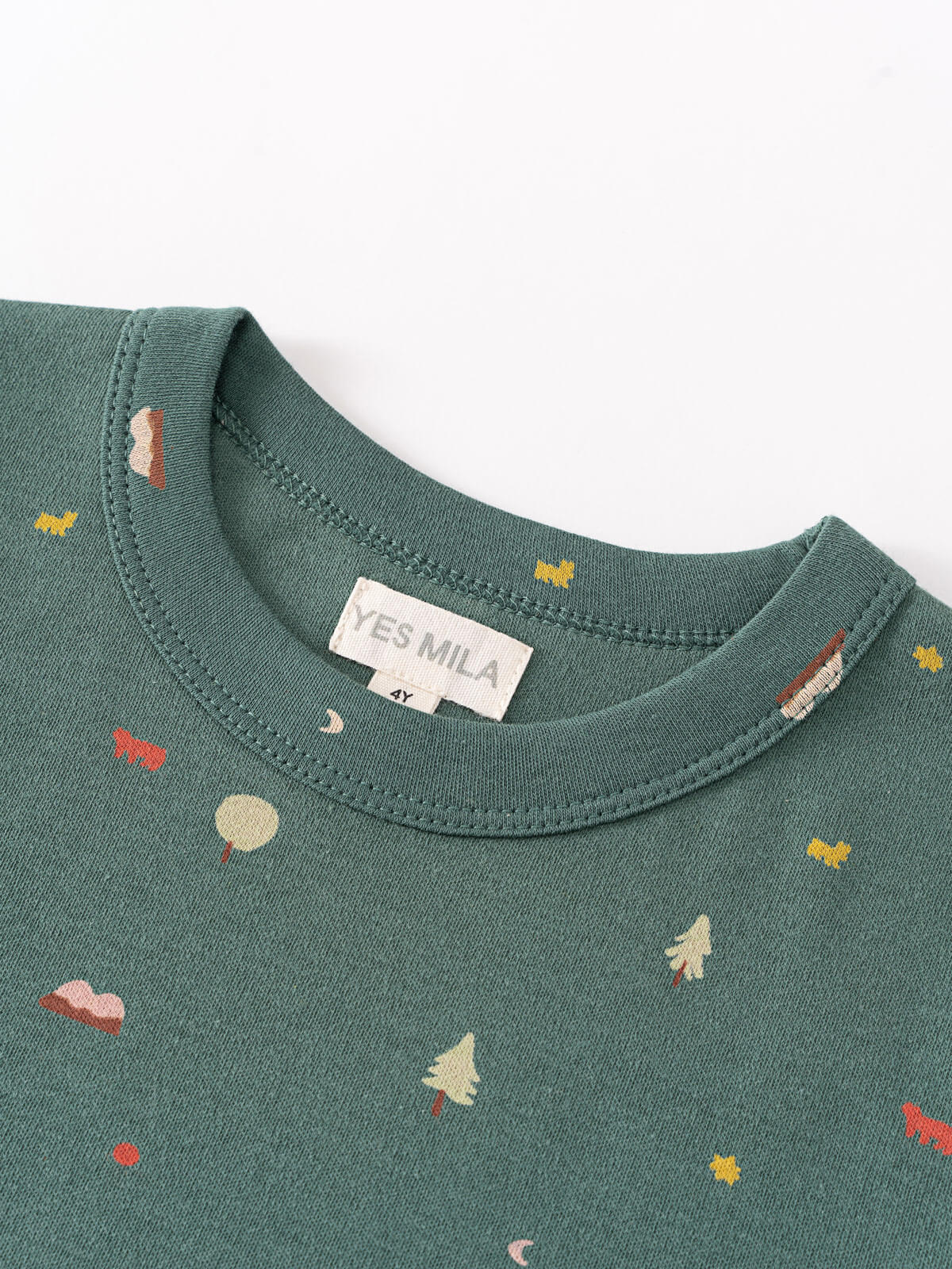 Close-up of a teal shirt collar with small embroidered nature motifs Baby Printed Short Sleeve Tee - Mountain View Ecru Baby boy
