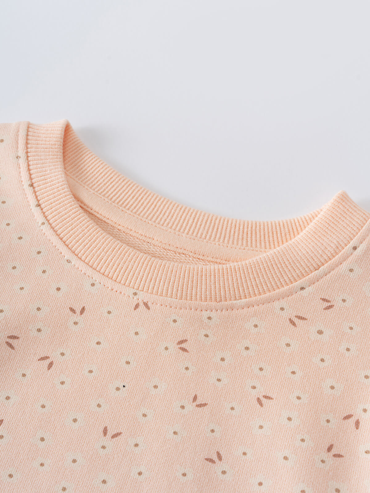 Close-up of a peach ribbed neckline on a speckled sweatshirt printed Sweatshirt - Flower Power Girls